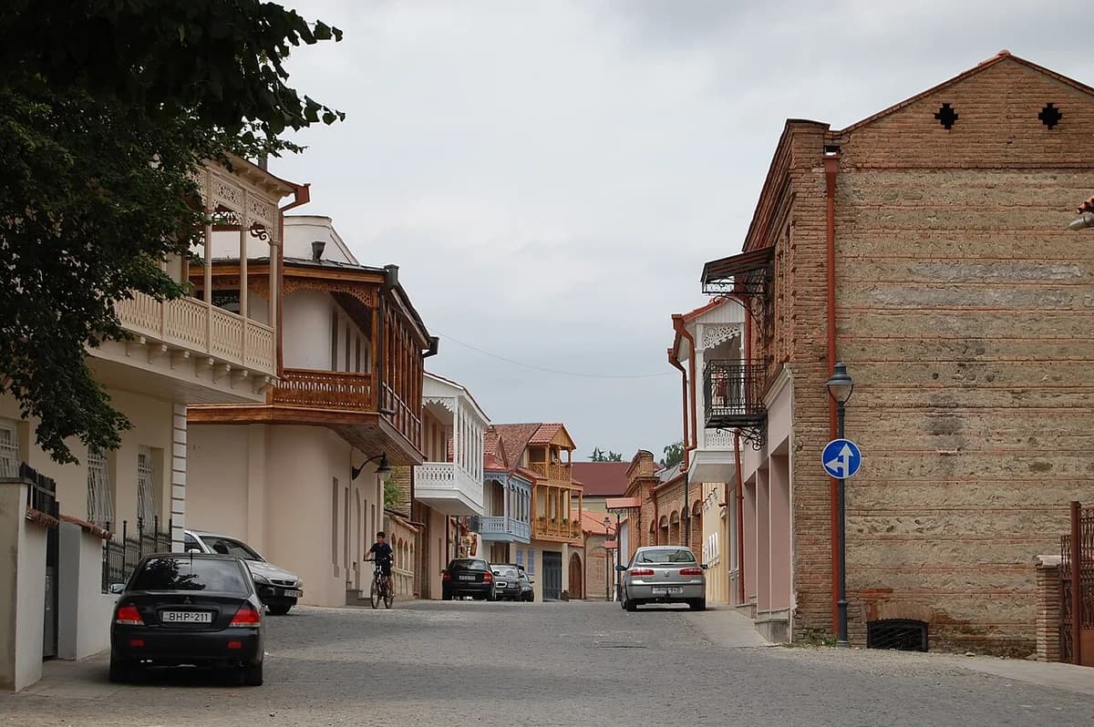 Historische Häuser mit Holzbalkonen in einer Gasse von Telavi.